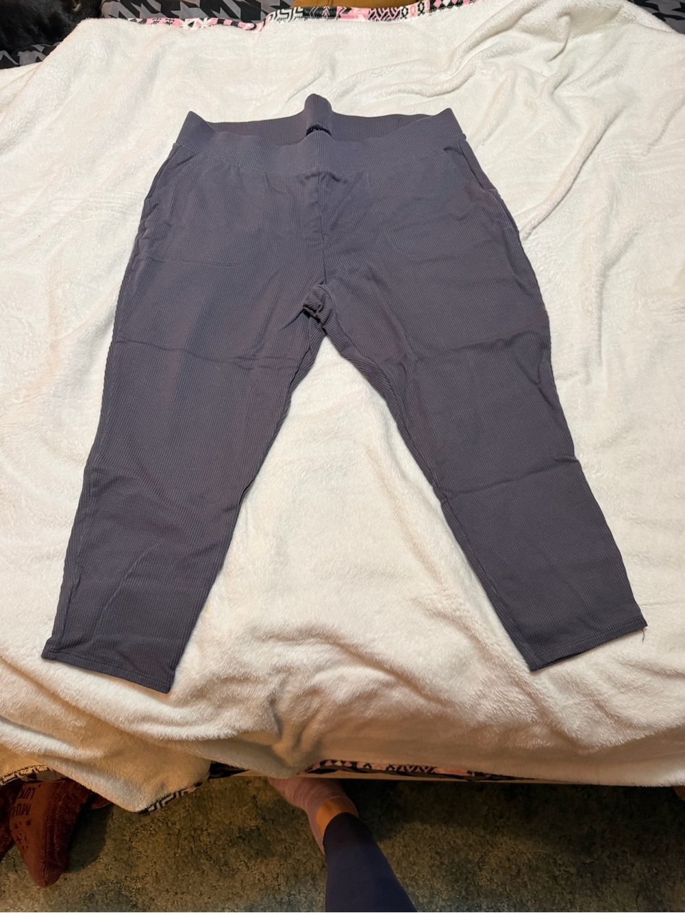 torrid Charcoal Gray Stretch Capri Ribbed leggings W/pockets size 2X
